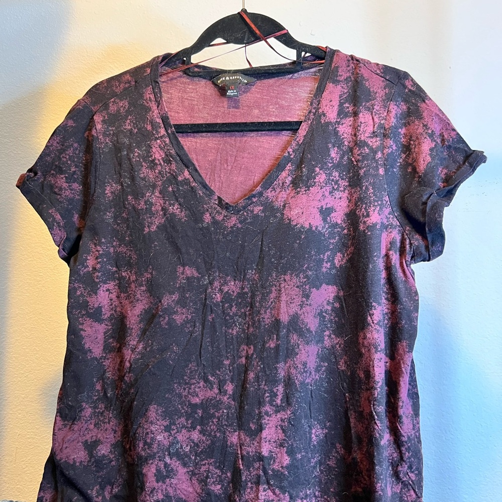 Rock & Republic Purple and Pink Graphic V-Neck Short Sleeve Tee